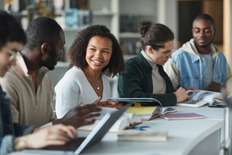 Des étudiants travaillent ensemble sur leurs ordinateurs portables